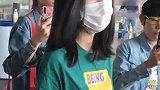 张碧晨现身机场，女神脖子上的红印是保护嗓子刮痧了吗