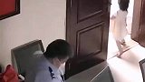 俩走失萌娃向辅警撒娇求抱抱