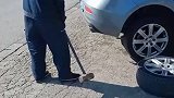 女子换胎吐槽师傅砸轮胎