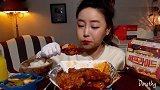 妹子吃蜜汁鸡腿，两三口吃完一只，嘴巴真能塞