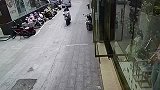 电动车超载压坏路面，要不是监控拍下，谁信！