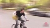 国外爆笑街头恶搞男子骑车抢包，笨拙巡警捉贼不成反被嘲