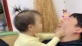 暖宝为了不让爸爸亲她,还唱了一首歌,不过看到最后我忍不住笑了