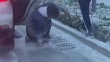 路面结冰走路打滑，男子下车后双脚动作太魔性了