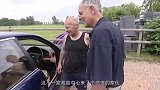 小狐狸贪玩头卡在轮胎中间了，样子实在是太令人心疼了!