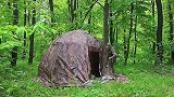 独自一人在野外搭建帐篷露营，里面用柴火炉取暖