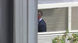 决赛前拉莫斯全新造型亮相 皇马队魂墨镜装扮冷酷沉思