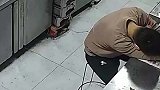 后厨工作的爸爸不小心睡着，女儿脱下自己马甲，为爸爸贴心盖上醒来后直接泪奔