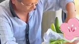 大爷备丰盛午餐上高铁，卷好面皮第一口先给老伴吃