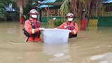 暴雨后居民家酒窖被淹，消防抢运茶叶红酒