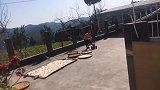爆笑：大嫂晚会表演奇葩舞蹈，下面的大哥都坐不住了
