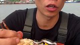 船长吃梭子蟹开心唱起戏