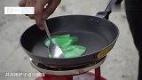 印度小伙铁锅里加热史莱姆逐渐融化，网友：能把里面的水分蒸发？