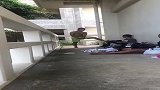 工厂小哥，午休自娱自乐，穷人快乐就是这么简单！
