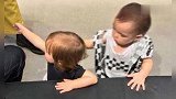 女儿像爸儿子像妈，周杰伦儿子近照曝光，金发碧眼比姐姐还美