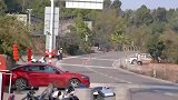 摩托骑手路遇交警执勤，瞬间怂了不敢嚣张