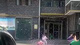 小区里的奇怪现象，旋风卷起花瓣逗乐小孩