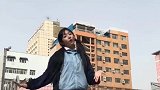 可爱小姐姐在学校热舞，连旁边的老师都驻足观看！