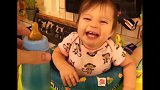 小宝宝看到奶瓶超兴奋，接下来的反应太可爱了！