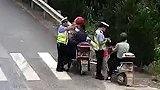 幸运！杭州一女子被辅警拦下戴好头盔 9分钟后发生车祸头盔救命