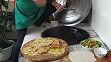 农村妈妈用大锅做的烙饼，金黄酥脆，你想吃吗