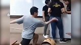 盘点全网那些尴尬瞬间：在公司做这事不好吧！小姐姐脸都红了
