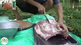排骨大降价！买一大块排骨烤着吃，几个人没一会就搞完了！
