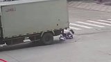 惊险一幕！货车倒车撞到女子，女子“连滚带爬”脱离危险！安全第一 危险瞬间