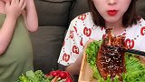 小姐姐你什么家庭条件啊，吃鳗鱼都吃这么大一条的