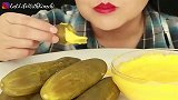 美女吃酸黄瓜蘸芝士