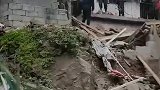 实拍四川峨边县山上巨石滚落：多处房屋被砸 现场一片废墟