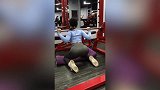 跪坐式杠铃？美女健身房疯狂训练练出美腿蜜桃臀