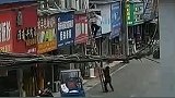 浙江一工人从5米高爬梯坠落致半昏迷 民警一路鸣笛送其就医