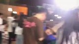 男生转身看到异地女友出现在身旁