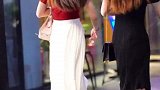 街拍你喜欢黑裙还是白裙