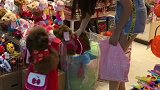 美女给豆豆买玩具，结果人家豆豆居然没看上
