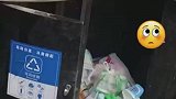 沈阳一垃圾箱，现未剪脐带被塑料袋包裹的男婴