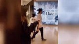 王子文吴永恩十指相扣，情侣打扮约会不避镜头，王子文甜笑撒狗粮