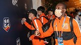 武汉卓尔近阶段重点解决进攻问题 球员就餐可见球迷加油墙