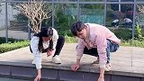 哥们，你这样喝水是不对的