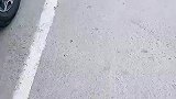 这位大哥什么意思这么大的实习看不到吗居然敢靠这么近