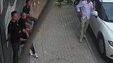 众人抱头逃窜像是在打枪战片，是李云龙来了吗