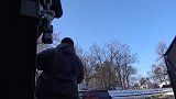 打扮成雪怪捉弄路人，路人被吓一跳