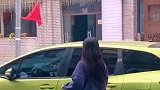 男孩趁妈妈不注意，直接将书包扔进垃圾车