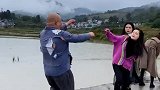 农村搞笑段子，为了讨好翠花欢心，小明差点被我撞下田