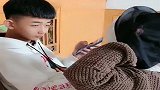天真无邪的妹妹戴面具吓哥哥，接下来哥哥的反应，太暖了吧！