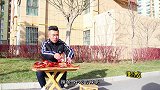 小两口街头买辣条，不料和老板抬杠，最后一分没花吃到辣条