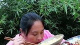 减肥的胖妹下厨煮海鲜，网友们笑笑不说话！