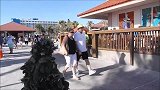 街头恶作剧，假扮草人在街上吓路人，路人非常的无奈