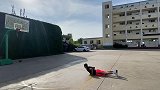 向着篮球框开炮，男孩子的快乐，就是这么简单！